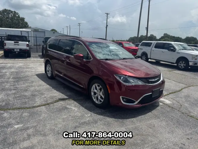 2017 Chrysler Pacifica Touring-L photo 4