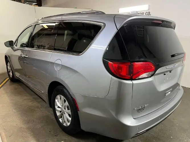 2018 Chrysler Pacifica Touring L photo 3