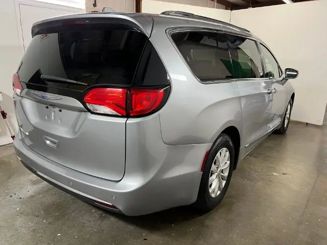 2018 Chrysler Pacifica Touring L photo 4