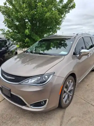 2017 Chrysler Pacifica Limited's photo
