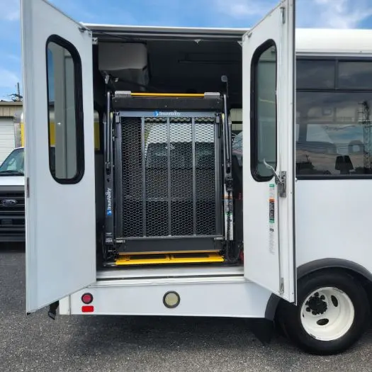 2015 Ford E-Series SRW E-350 Super Duty 138 in WB photo 3