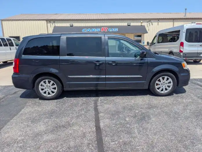 2014 Chrysler Town & Country Touring's photo