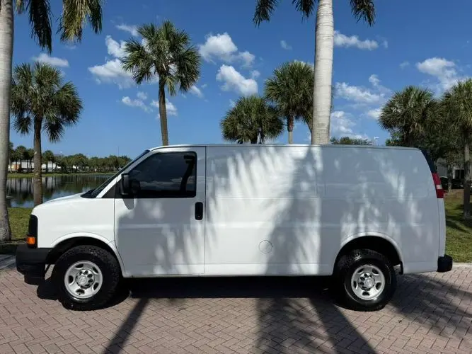 2017 Chevrolet Express 2500 Work Van HD photo 3