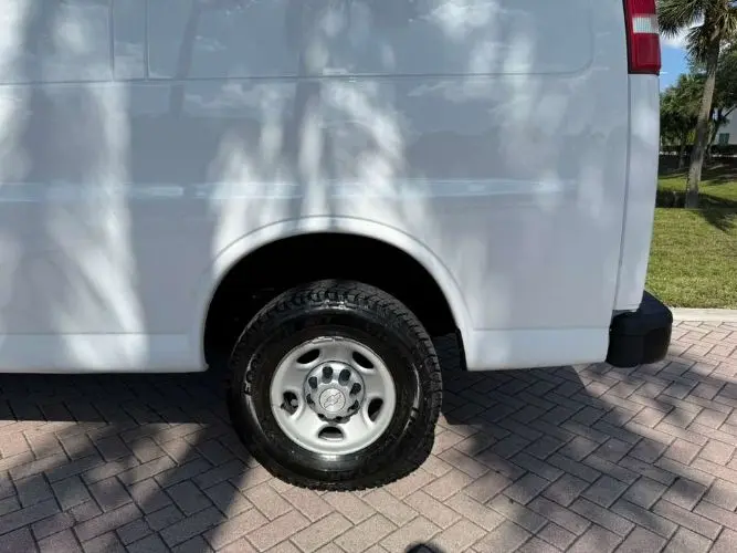 2017 Chevrolet Express 2500 Work Van HD photo 4