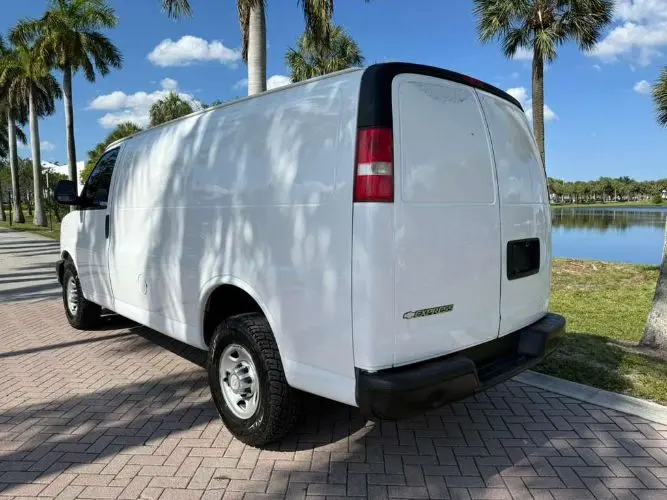 2017 Chevrolet Express 2500 Work Van HD photo 5