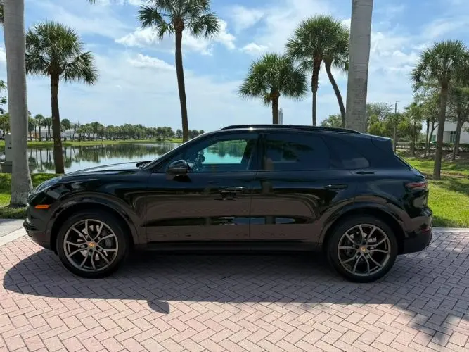 2019 Porsche Cayenne S photo 3
