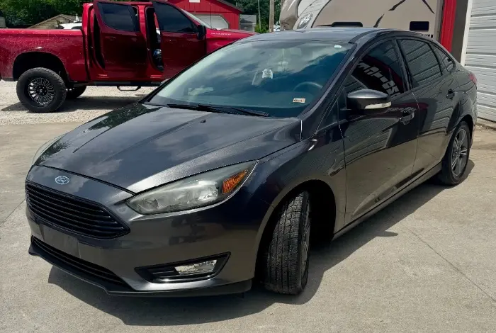 2016 Ford Focus SE Sedan photo 3