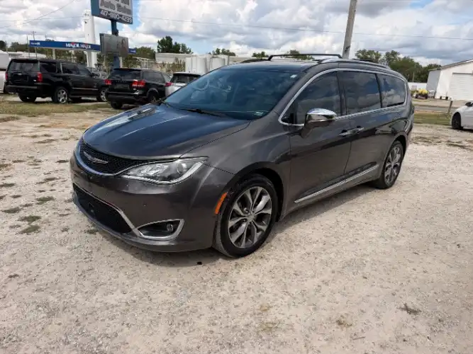 2017 Chrysler Pacifica Limited's photo