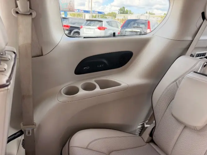 2017 Chrysler Pacifica Limited photo 3