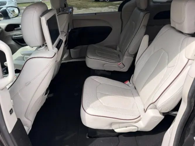 2017 Chrysler Pacifica Limited photo 4