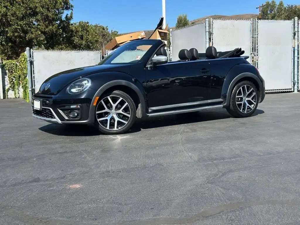 2017 Volkswagen Beetle 1.8T Dune Convertible. Auto's photo