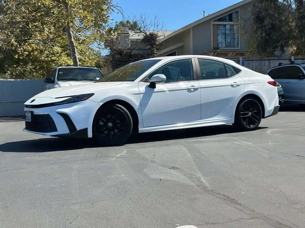 2025 Toyota Camry SE Hybrid's photo