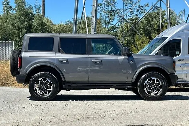2023 Ford Bronco Outer Banks 4x4 photo 3