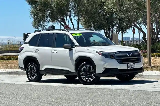 2025 Subaru Forester Premium's photo