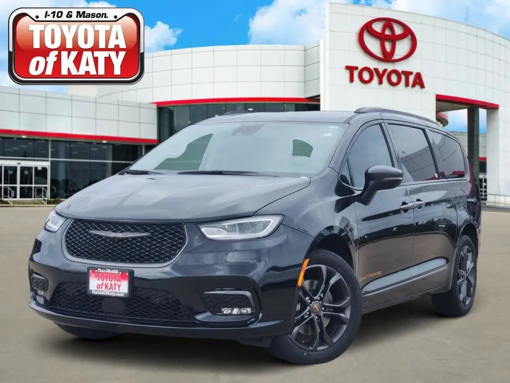 2023 Chrysler Pacifica Touring L AWD photo 1