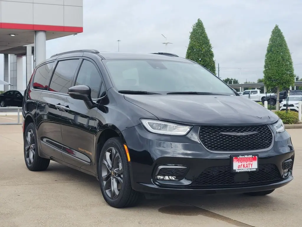 2023 Chrysler Pacifica Touring L AWD photo 3