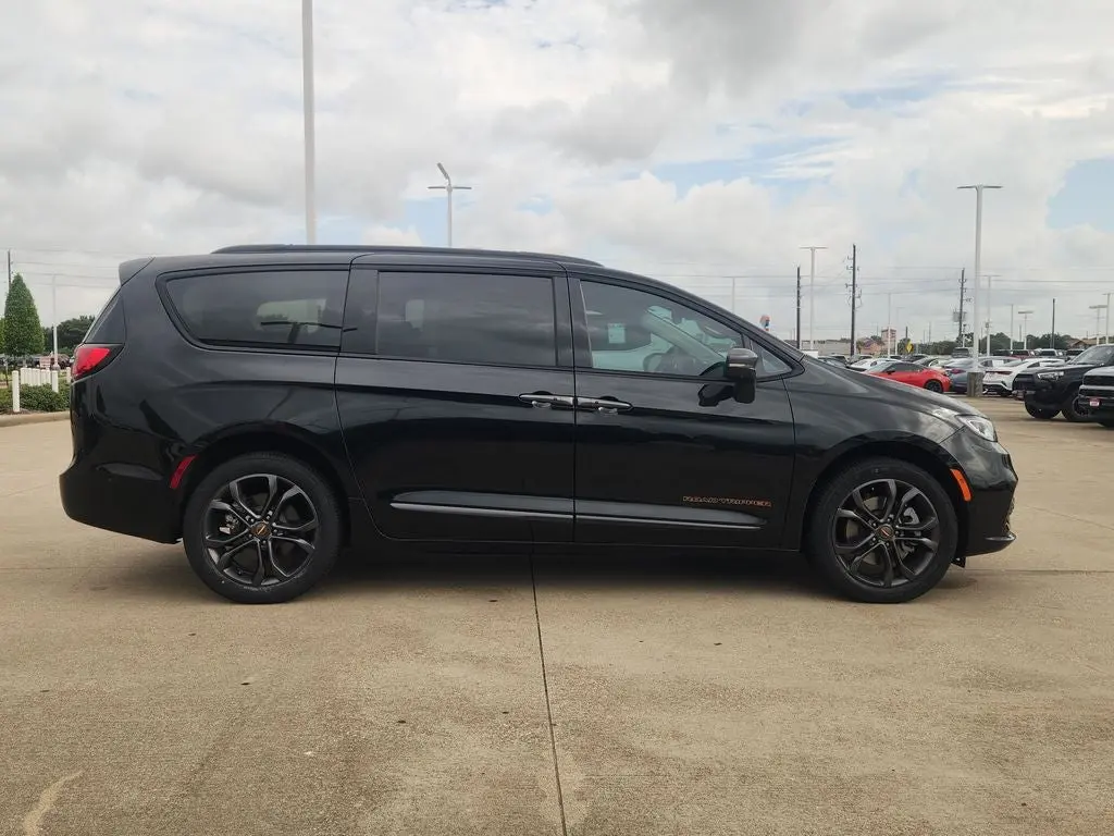 2023 Chrysler Pacifica Touring L AWD photo 4