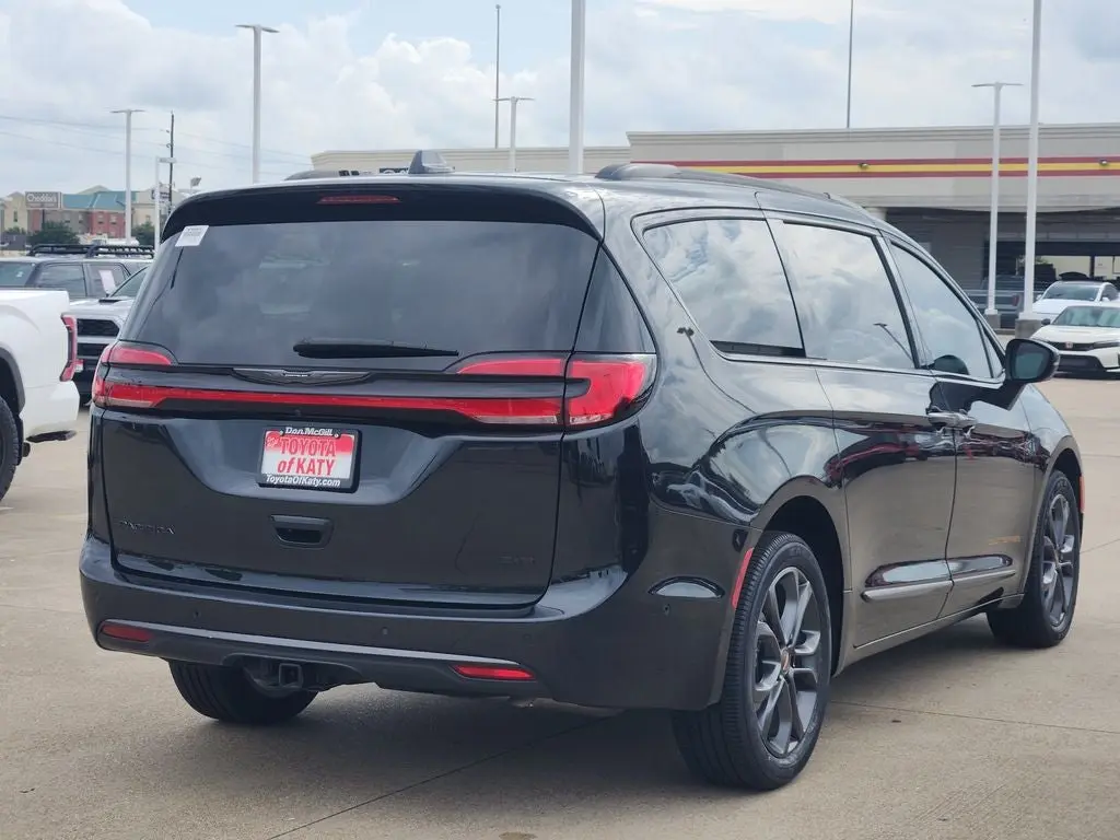 2023 Chrysler Pacifica Touring L AWD photo 5
