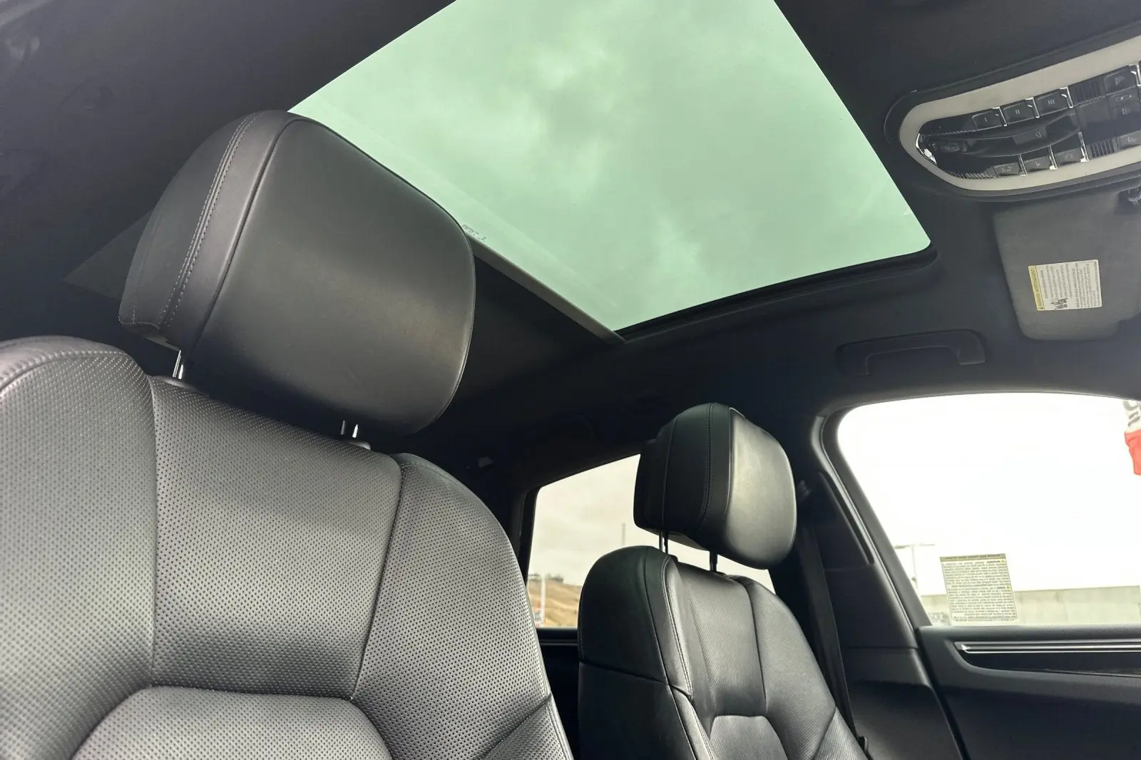 2017 Porsche Macan Base photo 4