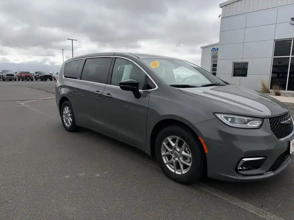 2025 Chrysler Pacifica Select's photo