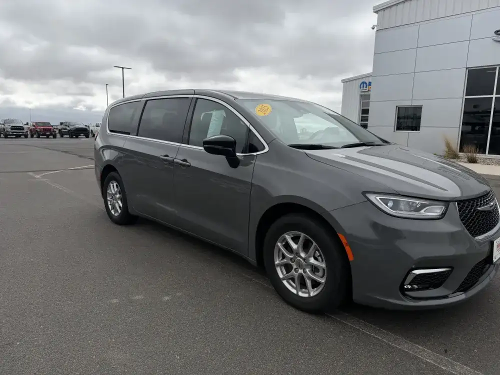 2025 Chrysler Pacifica Select's photo