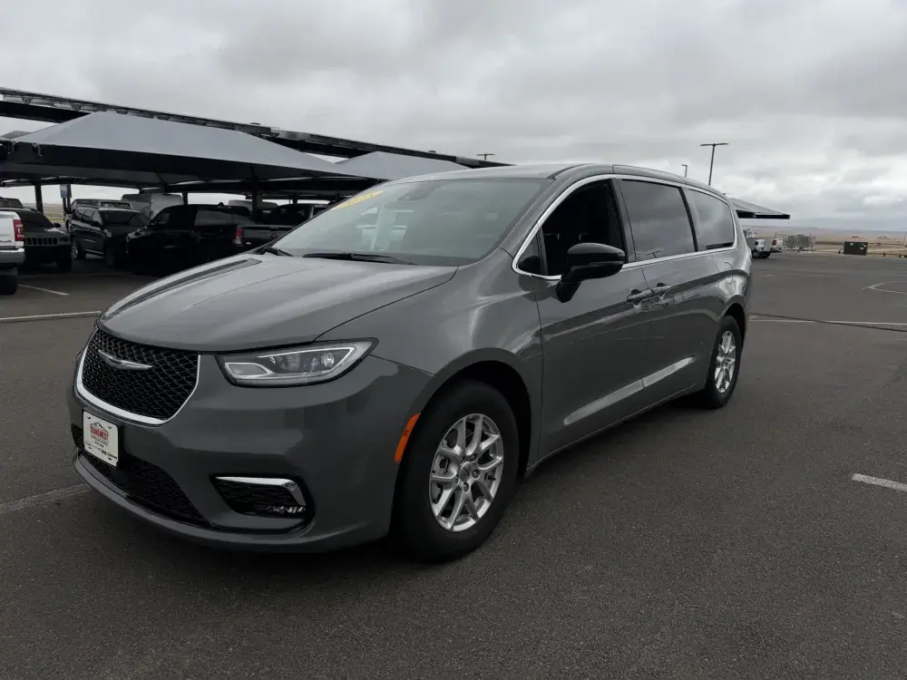 2025 Chrysler Pacifica Select photo 3