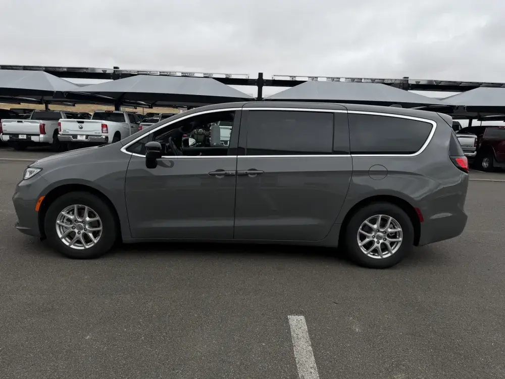 2025 Chrysler Pacifica Select photo 4