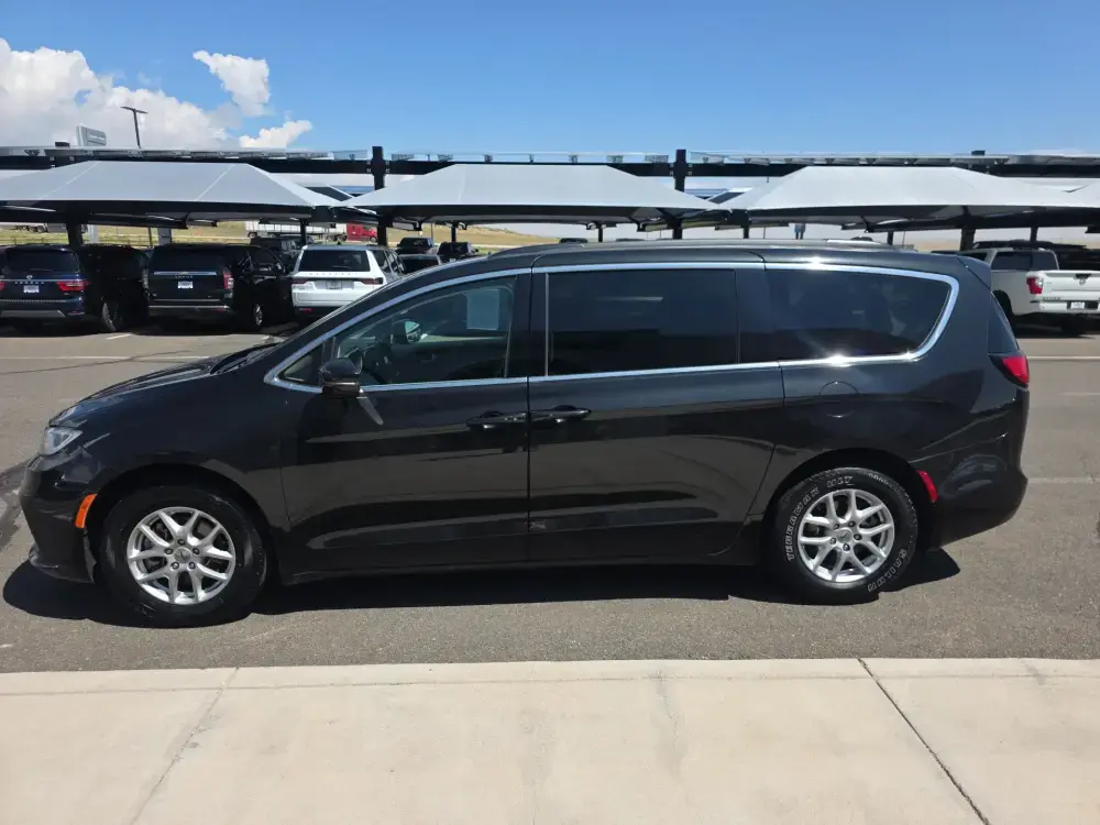2022 Chrysler Pacifica Touring L photo 4