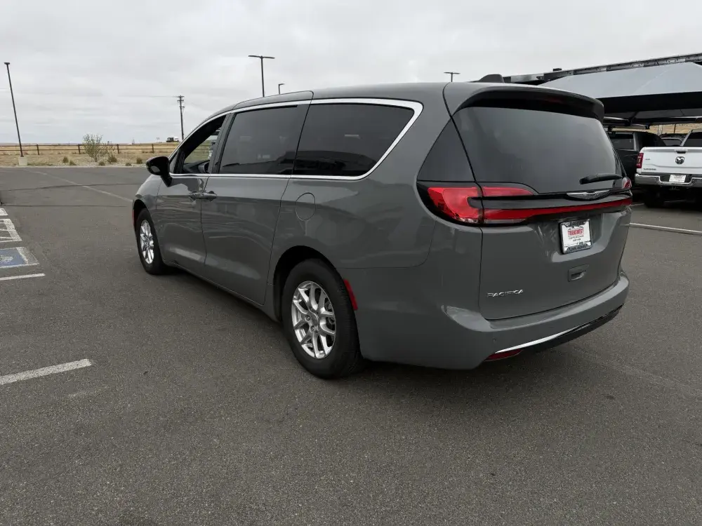 2025 Chrysler Pacifica Select photo 5