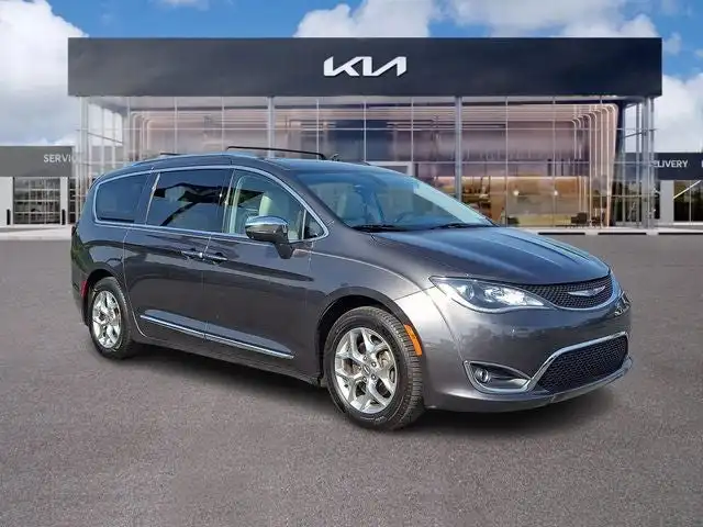 2019 Chrysler Pacifica Limited's photo