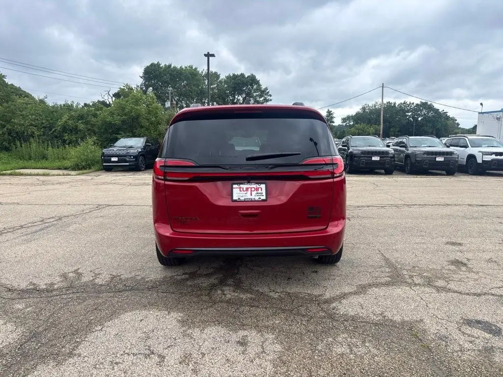 2027 Chrysler Pacifica Select AWD photo 4