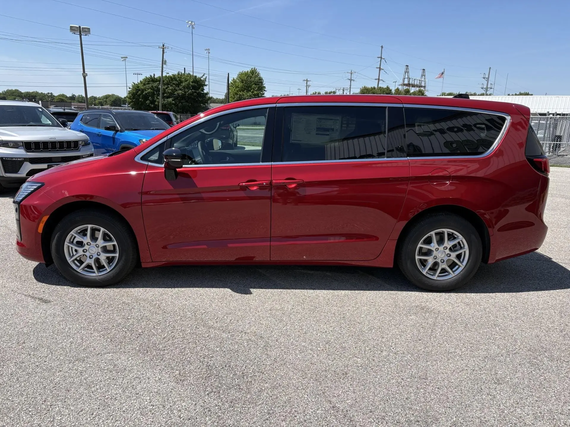 2027 Chrysler Pacifica Select photo 4
