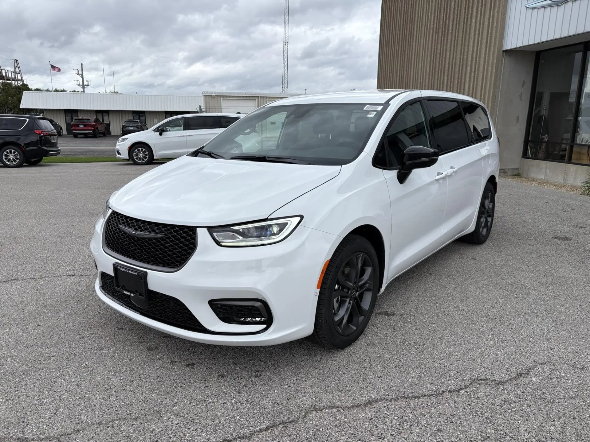2026 Chrysler Pacifica Select photo 3