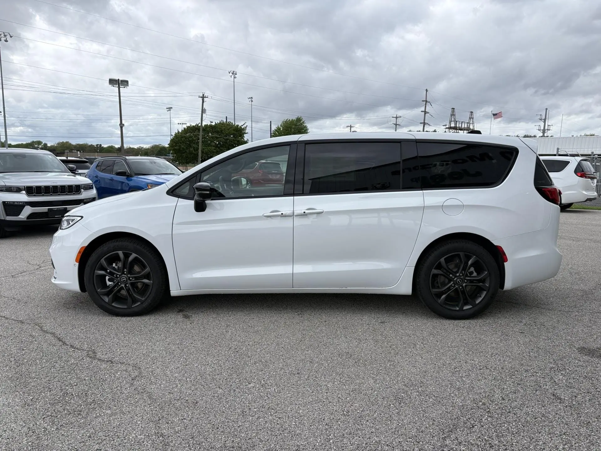 2026 Chrysler Pacifica Select photo 4