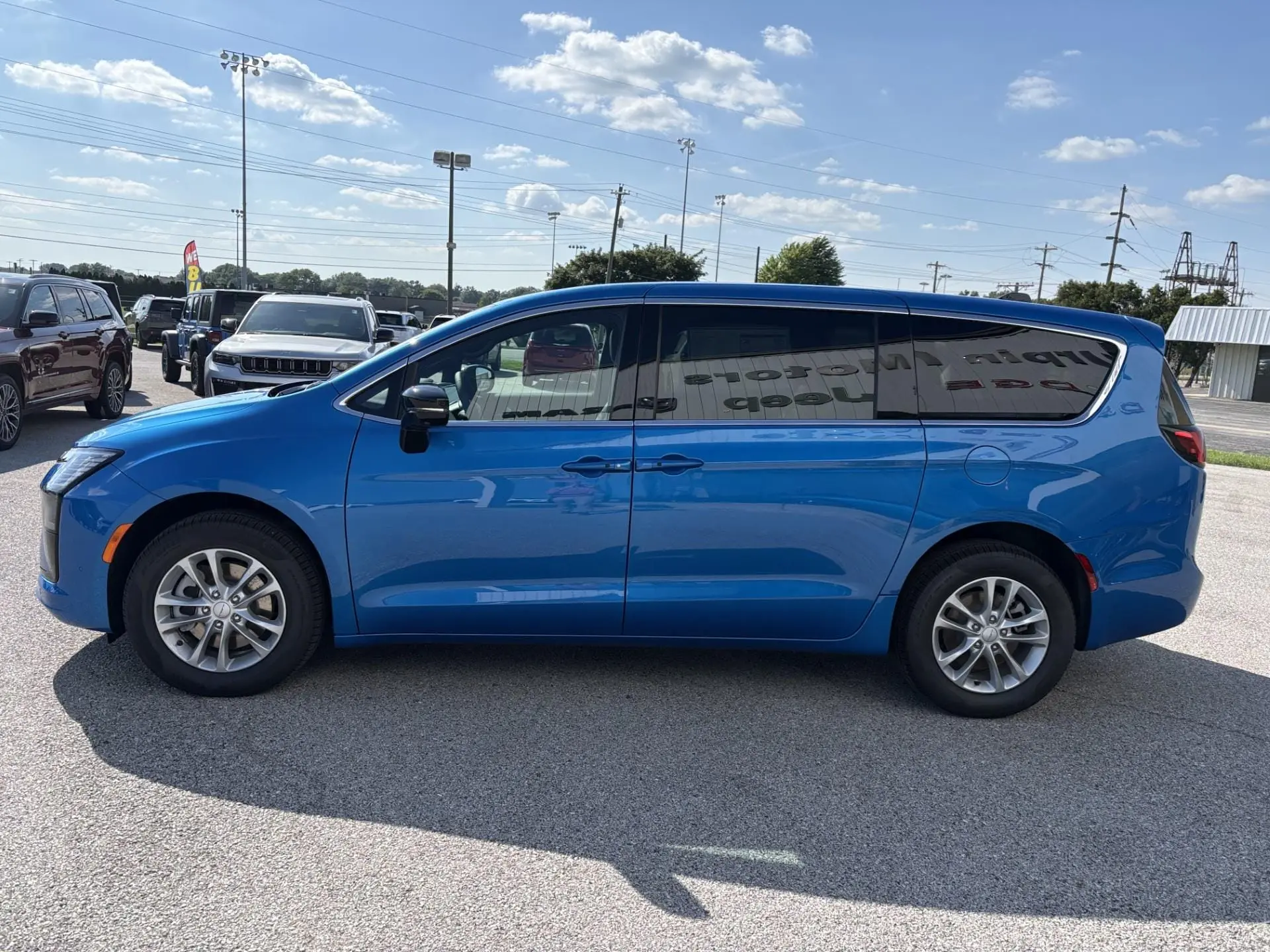 2027 Chrysler Pacifica Select AWD photo 4