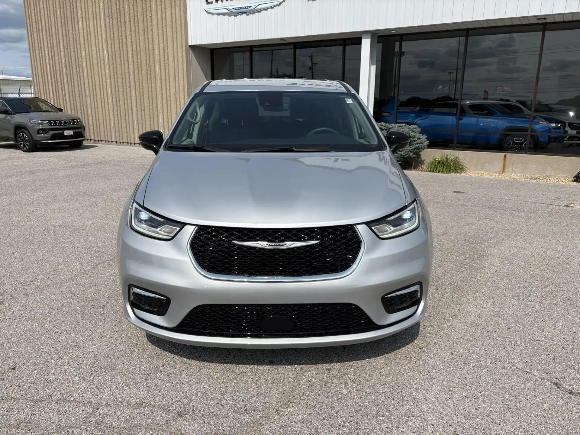 2024 Chrysler Pacifica Touring L's photo