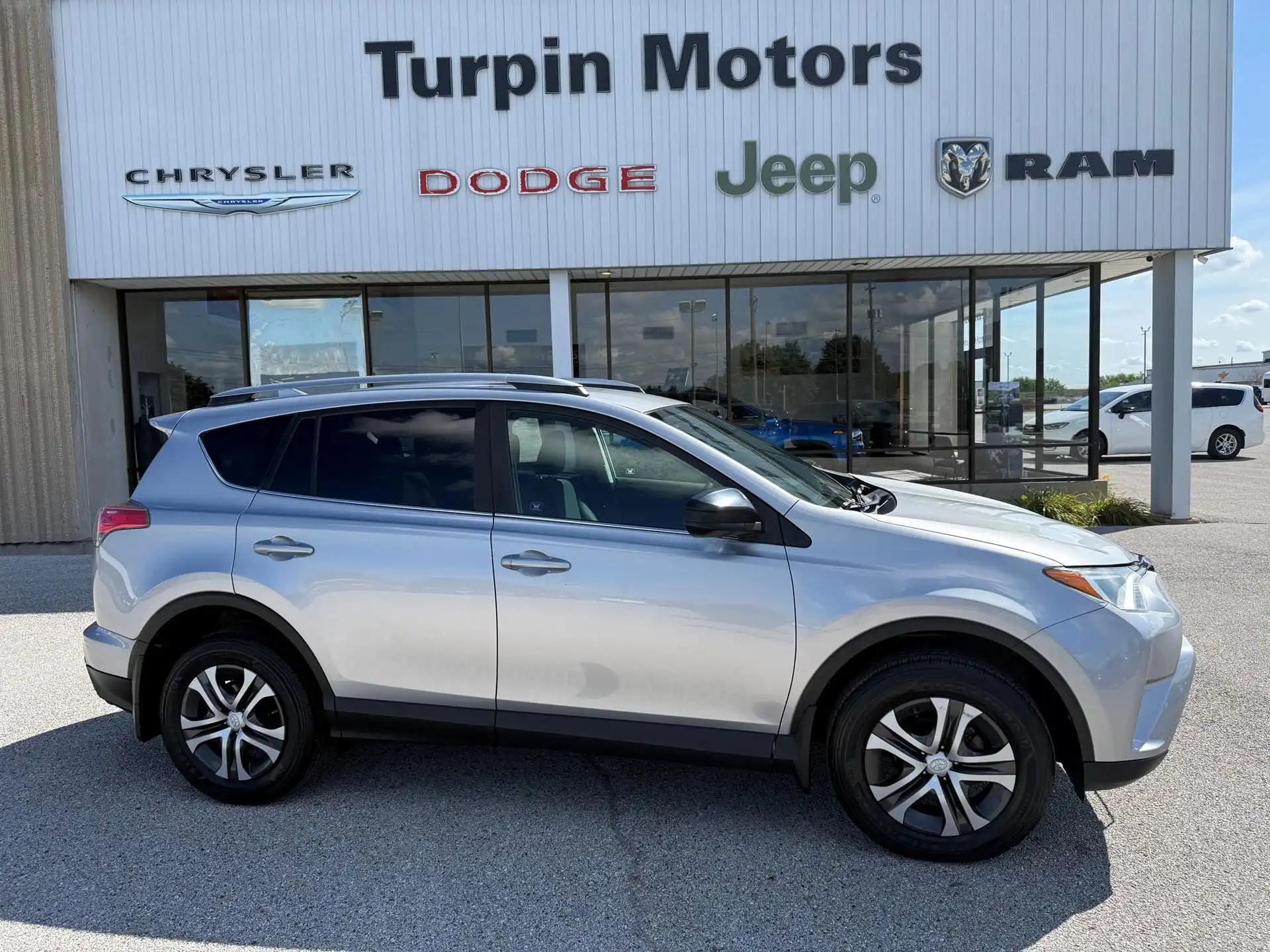 2017 Toyota RAV4 LE AWD's photo