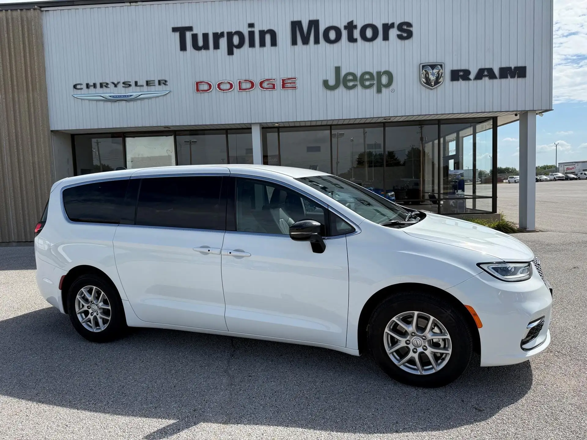 2026 Chrysler Pacifica Select photo 1