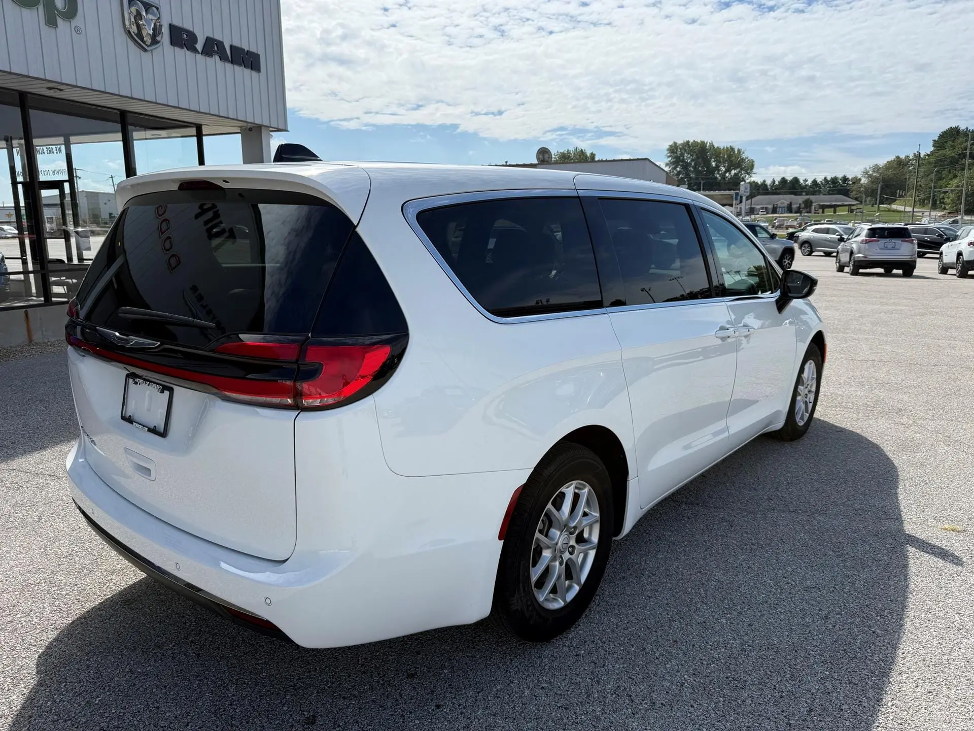 2026 Chrysler Pacifica Select photo 3