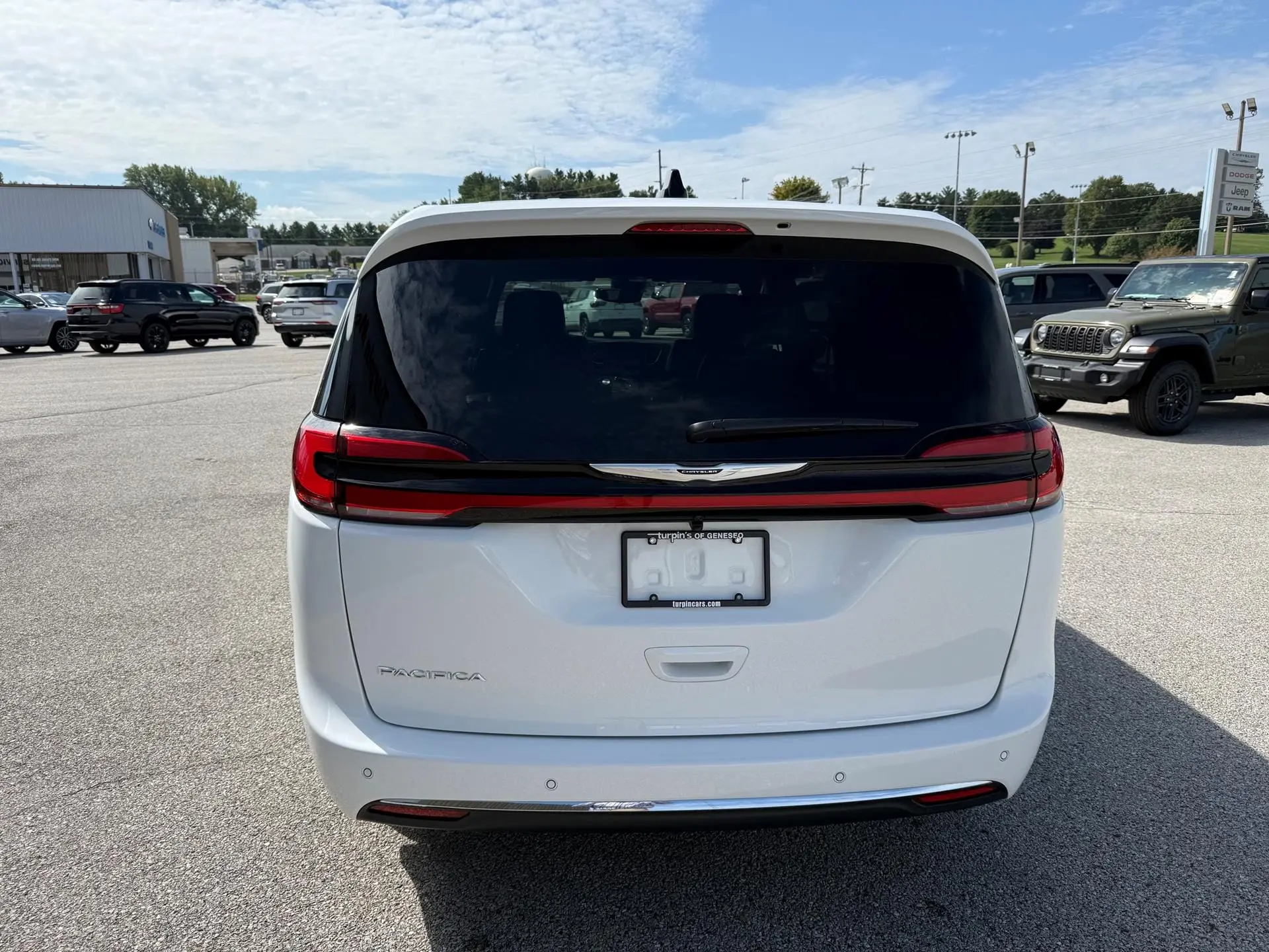 2026 Chrysler Pacifica Select photo 4