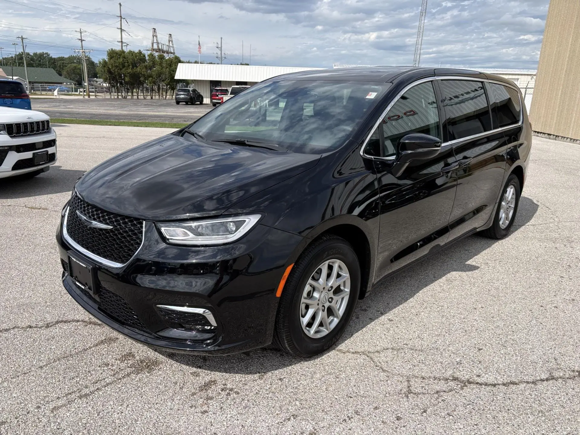 2026 Chrysler Pacifica Select photo 3
