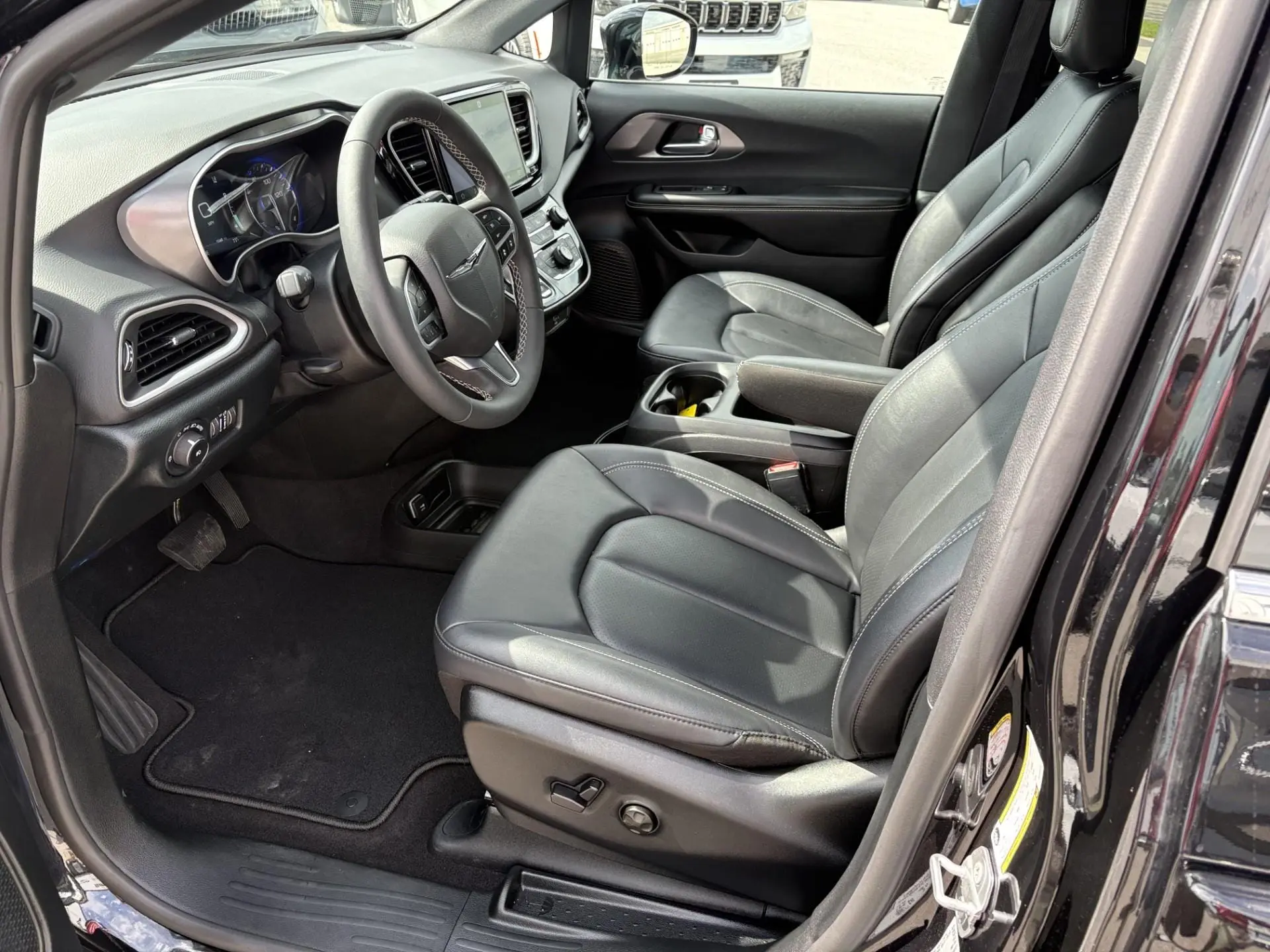2026 Chrysler Pacifica Select photo 5