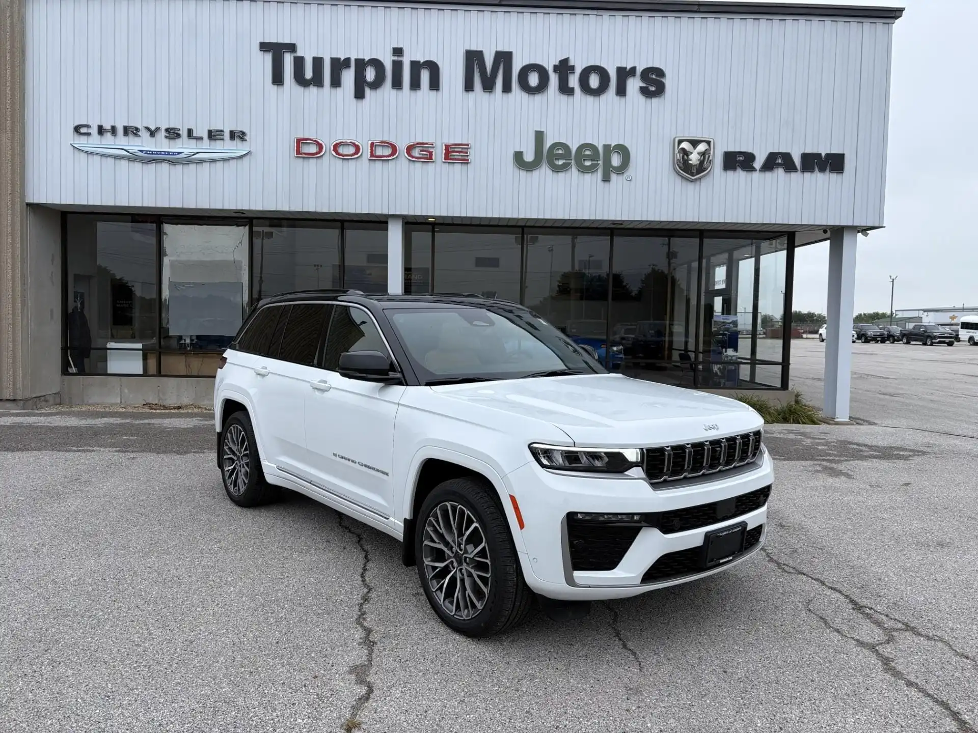 2027 Jeep Grand Cherokee Summit 4WD's photo
