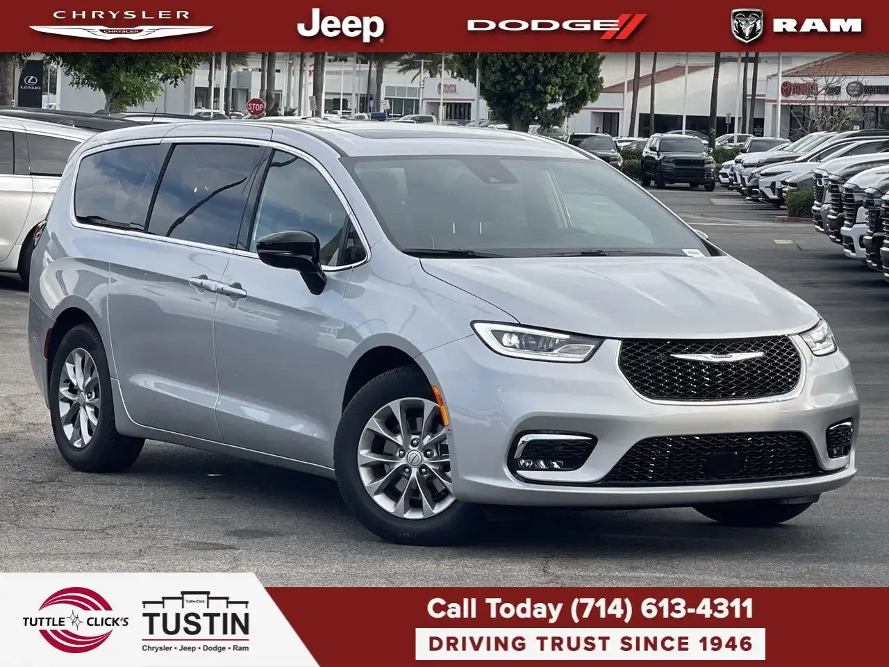 2026 Chrysler Pacifica Limited's photo