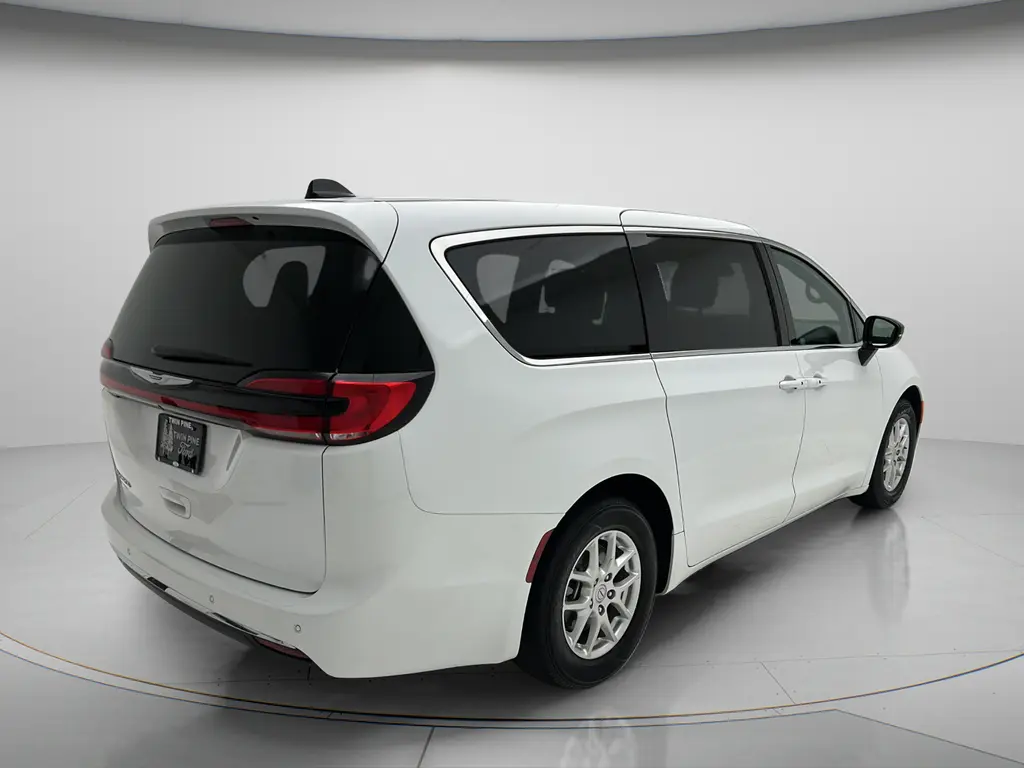 2025 Chrysler Pacifica Select photo 5