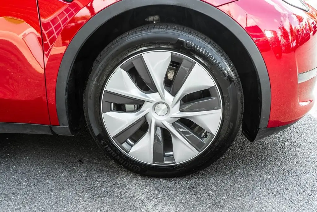 2023 Tesla Model Y Long Range Dual Motor All-Wheel Drive photo 4