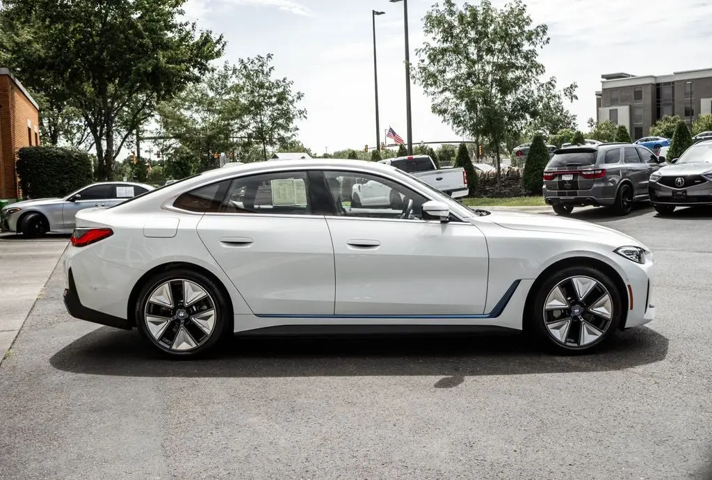2023 BMW i4 eDrive35 photo 3