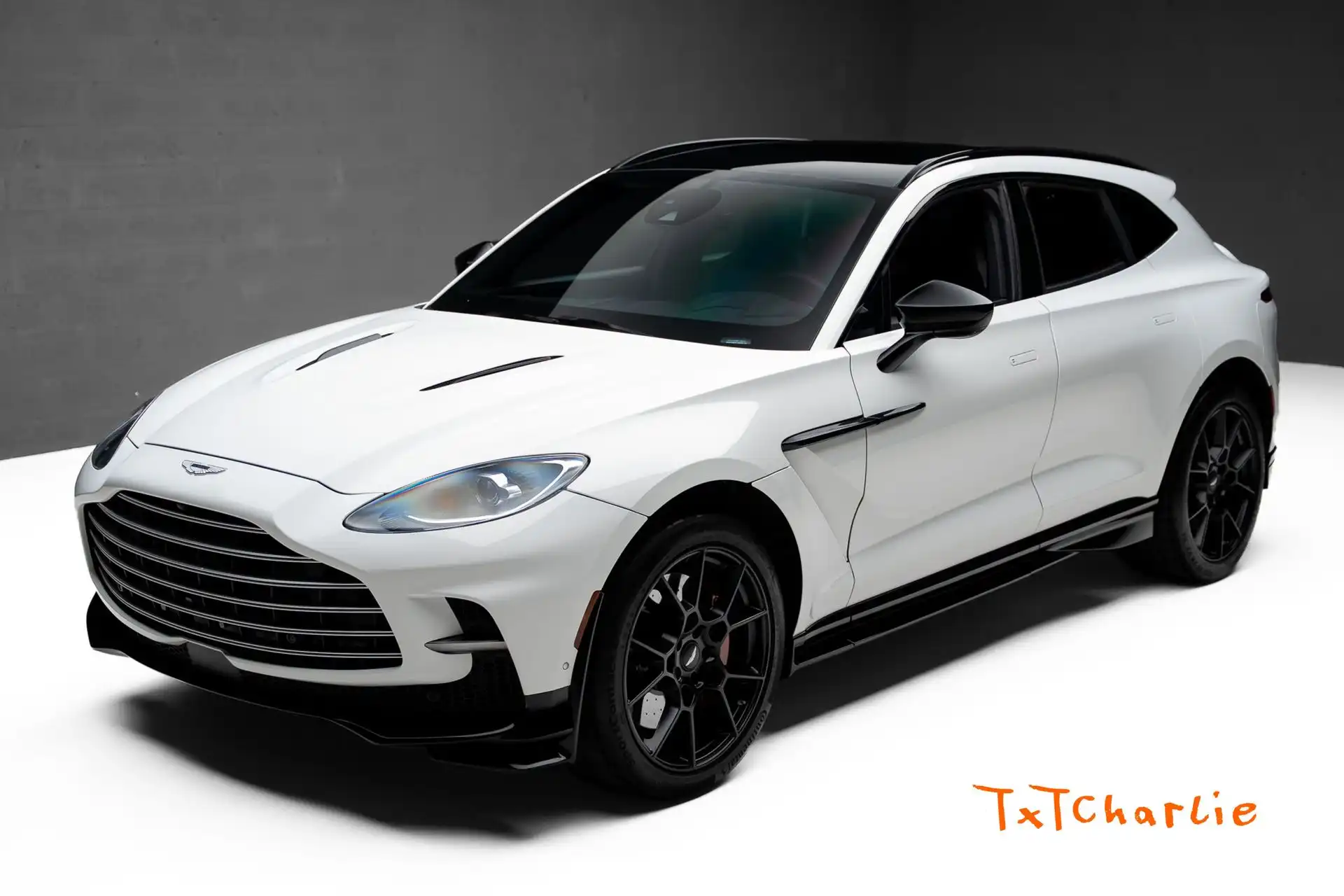 2023 Aston Martin DBX 4.0 V8 707 AWD's photo