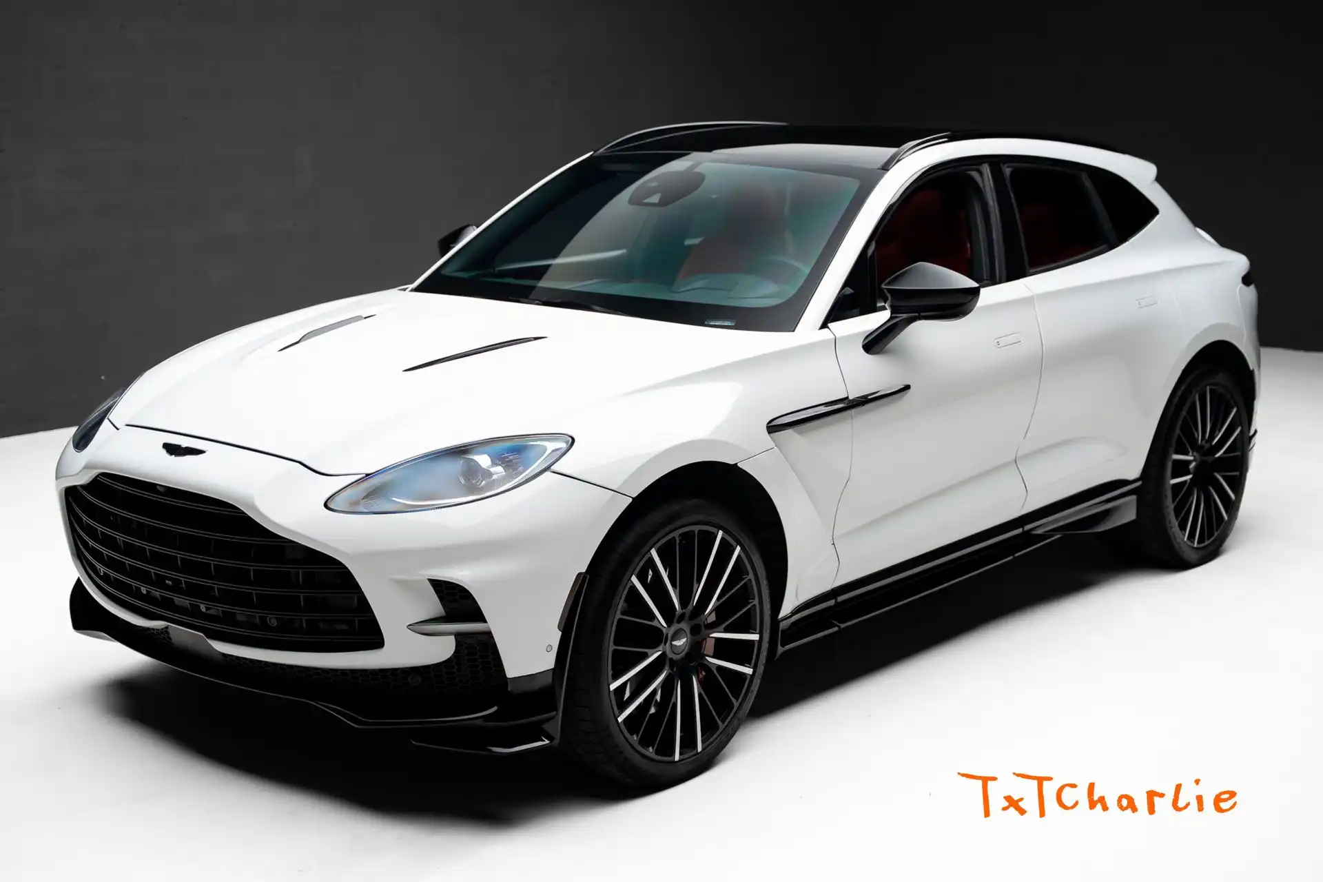 2023 Aston Martin DBX 4.0 V8 707 AWD's photo