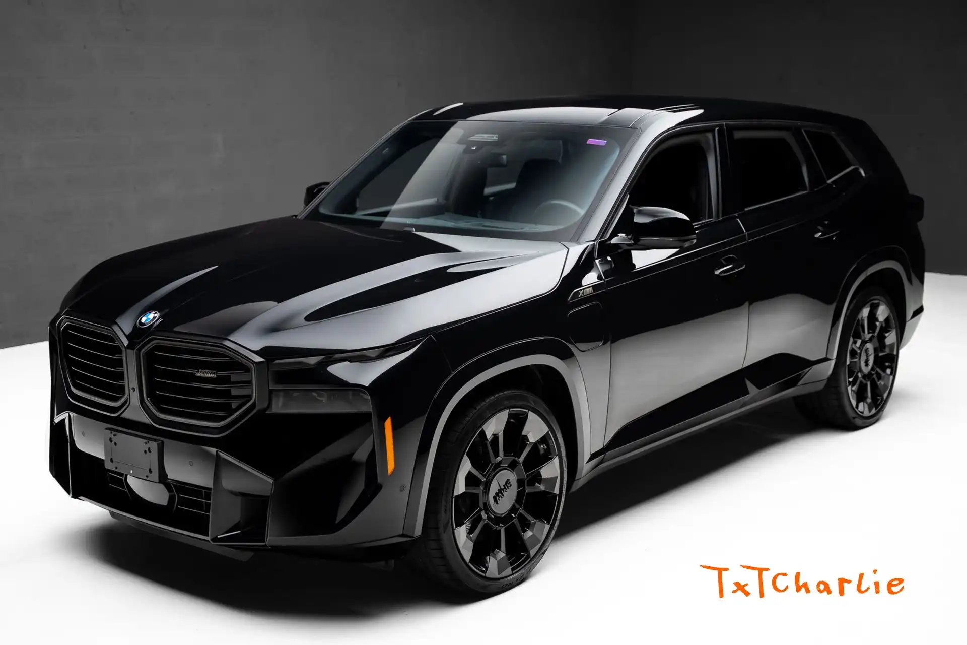 2023 BMW XM Base's photo